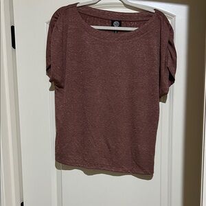 Bobeau Short Sleeve Top in Brownish/with a tinge of dusty rose w gold threads